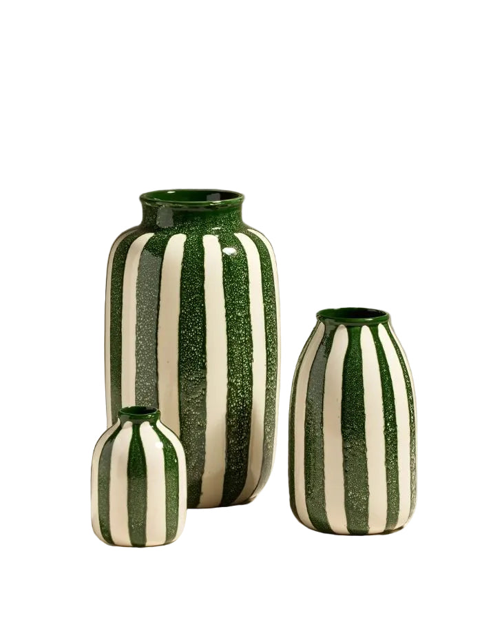 Trio de vases en céramique Riviera à rayures vertes par Maison Sarah Lavoine. Faïence artisanale peinte à la main au Portugal, disponible en trois tailles : 14 cm, 24 cm et 36 cm.