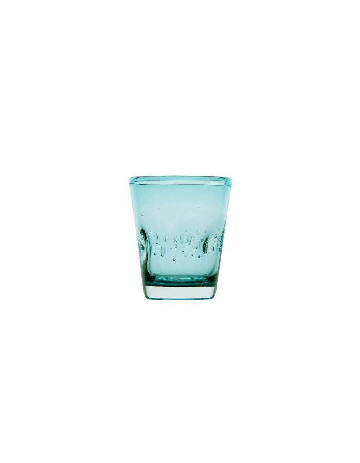 Vue de face du verre à eau Memento Dune couleur Aqua en verre soufflé artisanal, forme ondulée et ergonomique avec reflets bleu lagon.