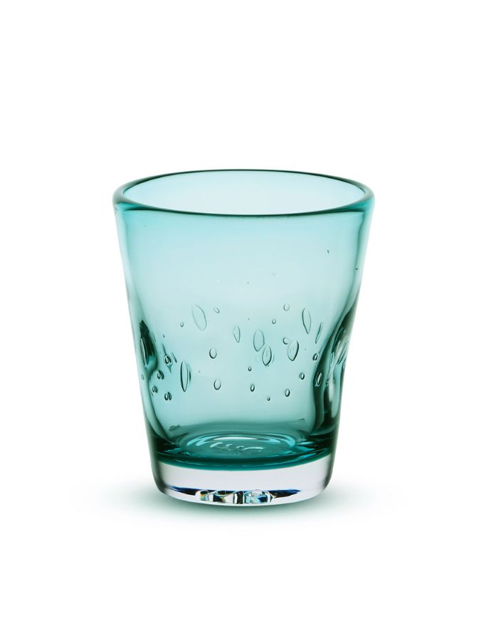 Verre à eau Memento Dune couleur Aqua en verre soufflé artisanal, forme ondulée et ergonomique avec reflets bleu lagon.