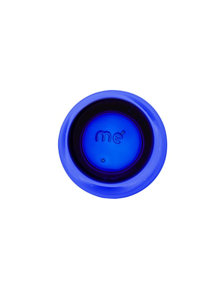 Vue du dessous du verre à eau artisanal Memento Dune couleur Bleu Majorelle, en verre soufflé à la bouche avec forme ergonomique ondulée et couleur bleu outremer intense.