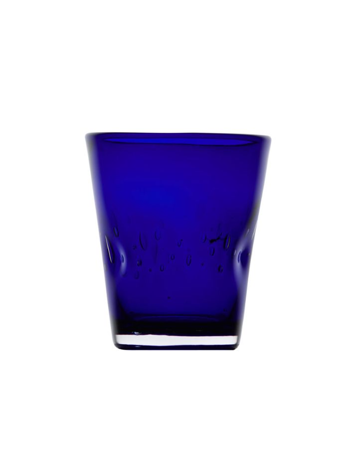 Verre à eau artisanal Memento Dune couleur Bleu Majorelle, en verre soufflé à la bouche avec forme ergonomique ondulée et couleur bleu outremer intense.