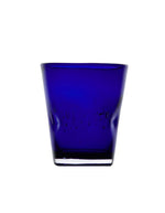 Verre à eau artisanal Memento Dune couleur Bleu Majorelle, en verre soufflé à la bouche avec forme ergonomique ondulée et couleur bleu outremer intense.