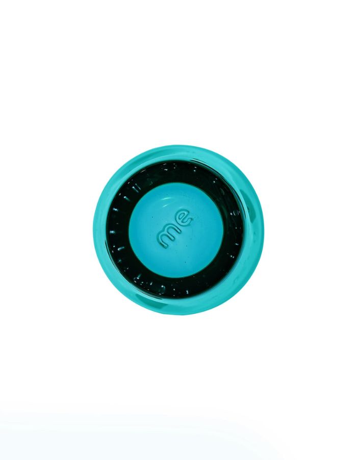 Vue du dessous du verre à eau artisanal Memento Dune couleur bleu pétrole, en verre soufflé à la bouche avec forme ondulée ergonomique et reflets bleu-vert profonds.