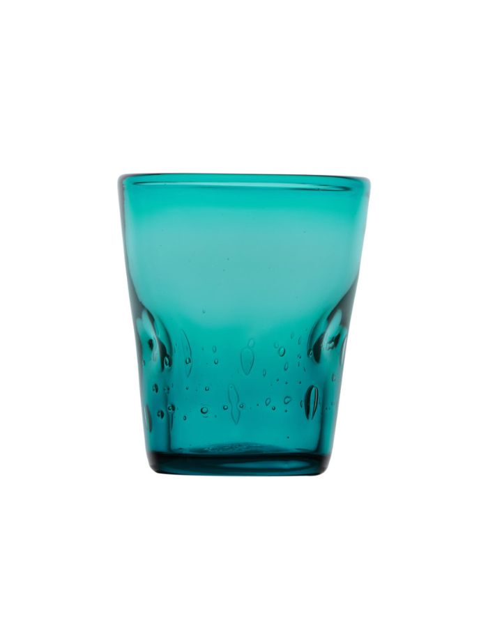Vue de face du verre à eau artisanal Memento Dune couleur bleu pétrole, en verre soufflé à la bouche avec forme ondulée ergonomique et reflets bleu-vert profonds.