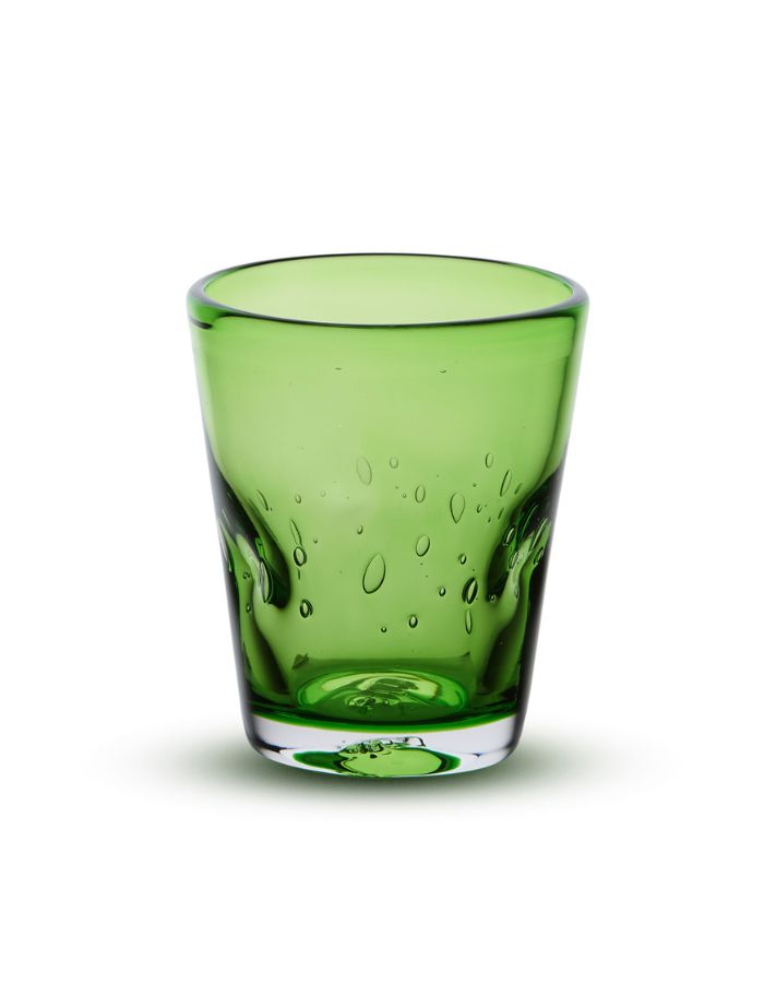 Verre à eau Memento Dune couleur citron vert translucide, en verre soufflé à la bouche avec forme ergonomique pincée et reflets vert acide.
