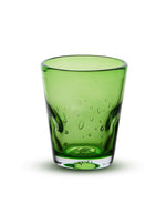 Verre à eau Memento Dune couleur citron vert translucide, en verre soufflé à la bouche avec forme ergonomique pincée et reflets vert acide.