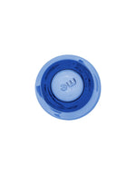 Vue du dessous du verre à eau artisanal Memento Dune couleur Deep Blue, en verre soufflé à la bouche avec ondulations ergonomiques et teinte bleu nuit intense