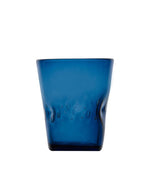 Vue de face du verre à eau artisanal Memento Dune couleur Deep Blue, en verre soufflé à la bouche avec ondulations ergonomiques et teinte bleu nuit intense