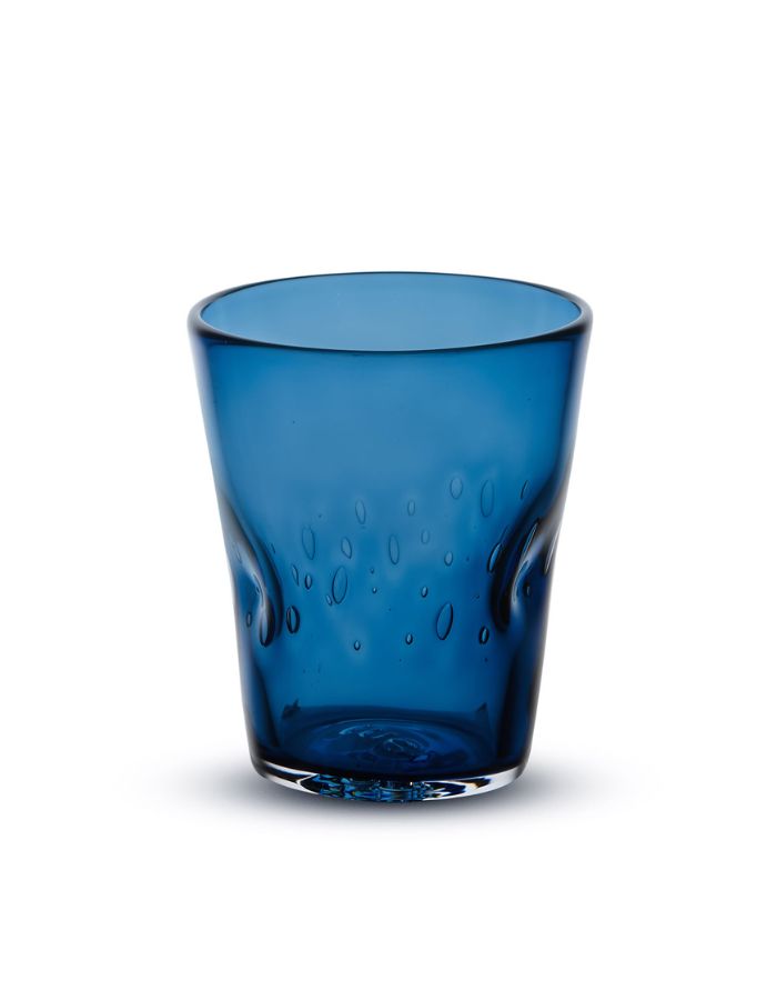 Verre à eau artisanal Memento Dune couleur Deep Blue, en verre soufflé à la bouche avec ondulations ergonomiques et teinte bleu nuit intense