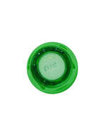 Vue du dessous du verre à eau artisanal Memento Dune couleur vert émeraude, en verre soufflé à la bouche avec relief ergonomique ondulé et reflets précieux.