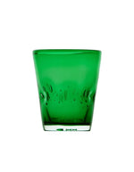Vue de face du verre à eau artisanal Memento Dune couleur vert émeraude, en verre soufflé à la bouche avec relief ergonomique ondulé et reflets précieux.
