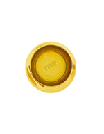 Vue du dessous du verre à eau artisanal Memento Dune couleur jaune vif, en verre soufflé à la bouche avec forme ergonomique ondulée et reflets ensoleillés.