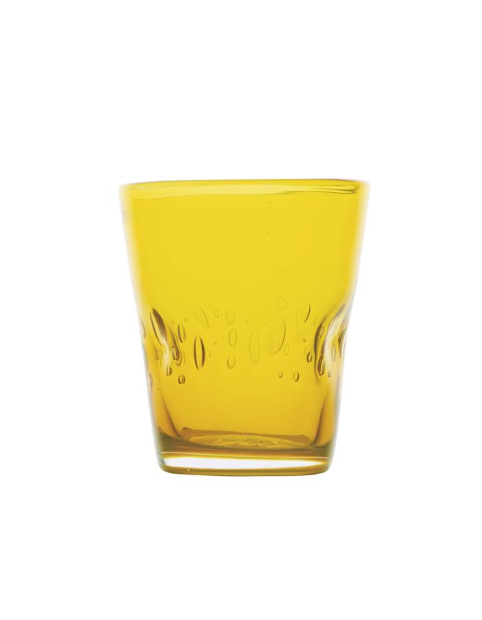 Vue de face du verre à eau artisanal Memento Dune couleur jaune vif, en verre soufflé à la bouche avec forme ergonomique ondulée et reflets ensoleillés.