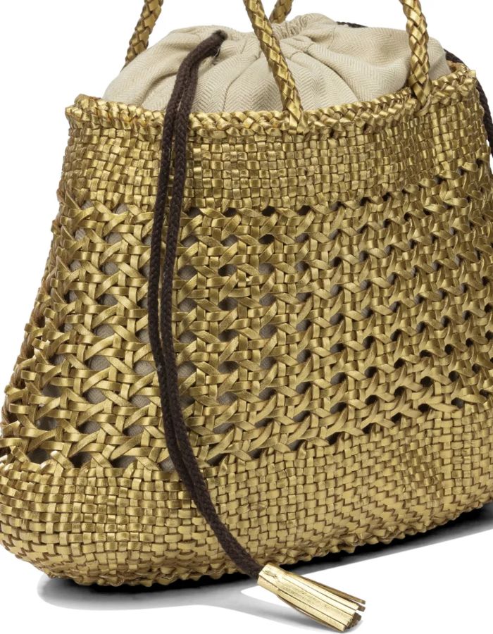 Vue de côté du sac tote Santa Cano de Dragon Diffusion en cuir de buffle tressé main couleur gold, motif cannage serré avec poignées courtes et doublure intérieure en coton