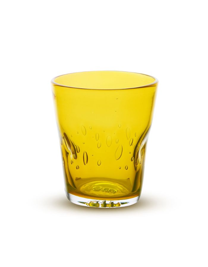 Verre à eau artisanal Memento Dune couleur jaune vif, en verre soufflé à la bouche avec forme ergonomique ondulée et reflets ensoleillés.