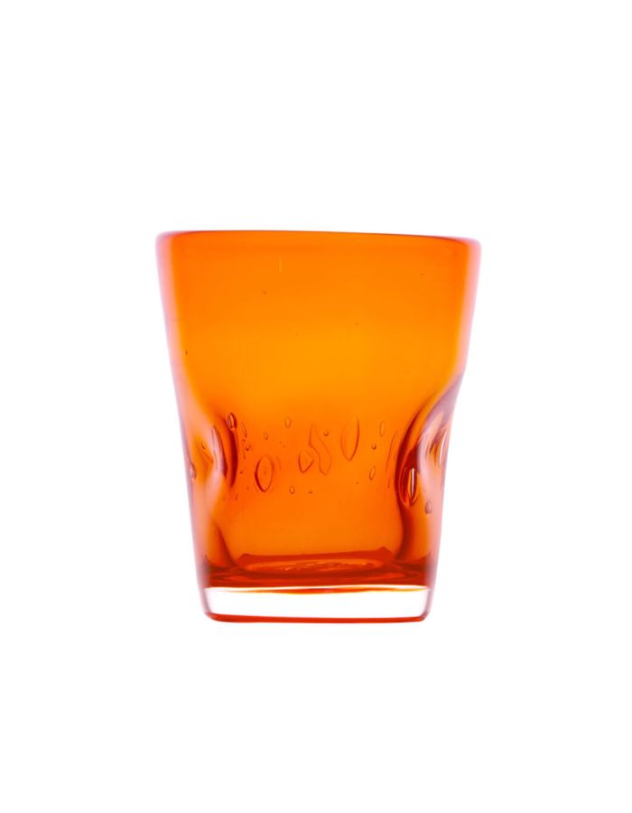 Vue de face du verre à eau artisanal Memento Dune couleur orange vif, en verre soufflé à la bouche avec forme ergonomique ondulée et reflets lumineux
