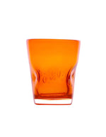 Vue de face du verre à eau artisanal Memento Dune couleur orange vif, en verre soufflé à la bouche avec forme ergonomique ondulée et reflets lumineux