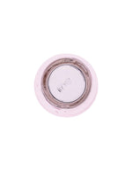 Verre à eau artisanal Memento Dune couleur rose translucide, en verre soufflé à la bouche avec relief ondulé ergonomique et reflets poudrés.