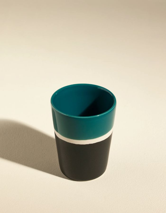 Vue du dessus du Verre en grès artisanal Sicilia par Maison Sarah Lavoine. Intérieur émaillé Bleu Sarah brillant et extérieur noir mat (Radis Noir). Fabriqué à la main en France par l'atelier Jars, hauteur 7,5 cm.