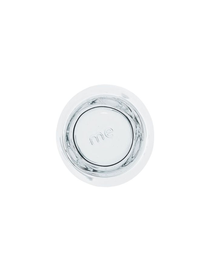 Vue du dessous du verre à eau artisanal Memento Dune transparent, en verre soufflé à la bouche avec ondulations ergonomiques et clarté cristalline.