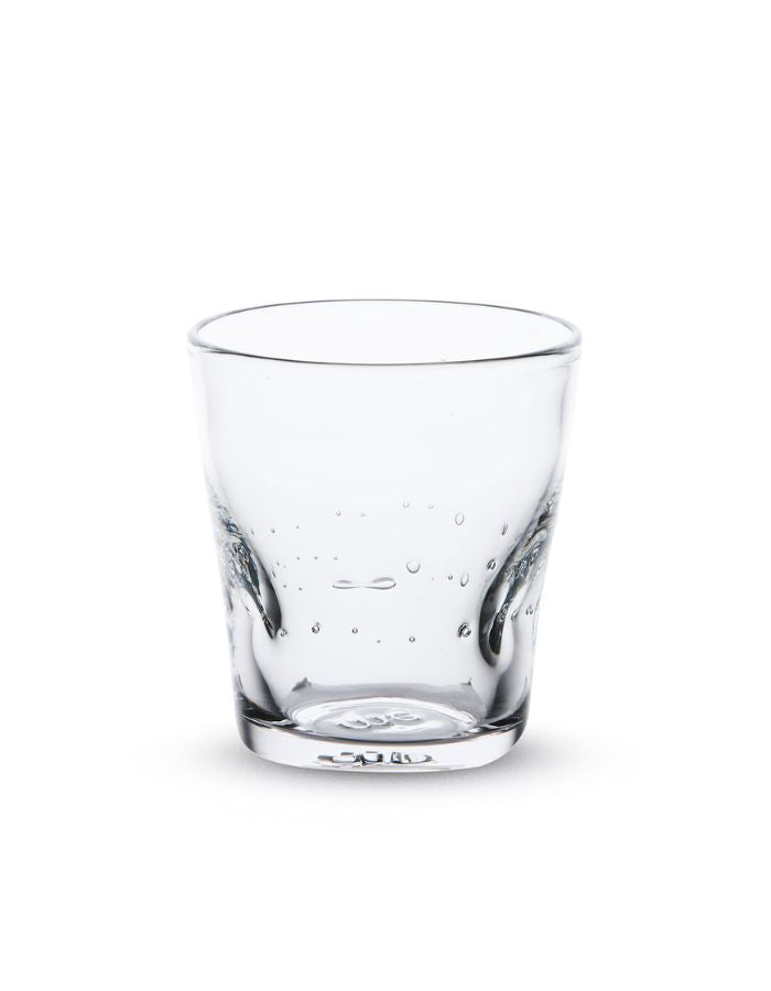 Verre à eau artisanal Memento Dune transparent, en verre soufflé à la bouche avec ondulations ergonomiques et clarté cristalline.
