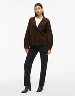 Silhouette avec la Veste légère et ample pour femme de couleur marron foncé Coffee Bean, modèle Juice de la marque Vila. Présente un col en V, des manches longues à emmanchures tombantes et une fermeture discrète par boutons-pression.