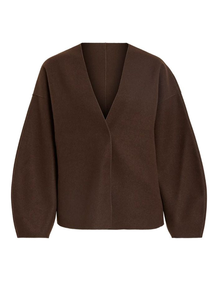 Veste légère et ample pour femme de couleur marron foncé Coffee Bean, modèle Juice de la marque Vila. Présente un col en V, des manches longues à emmanchures tombantes et une fermeture discrète par boutons-pression.
