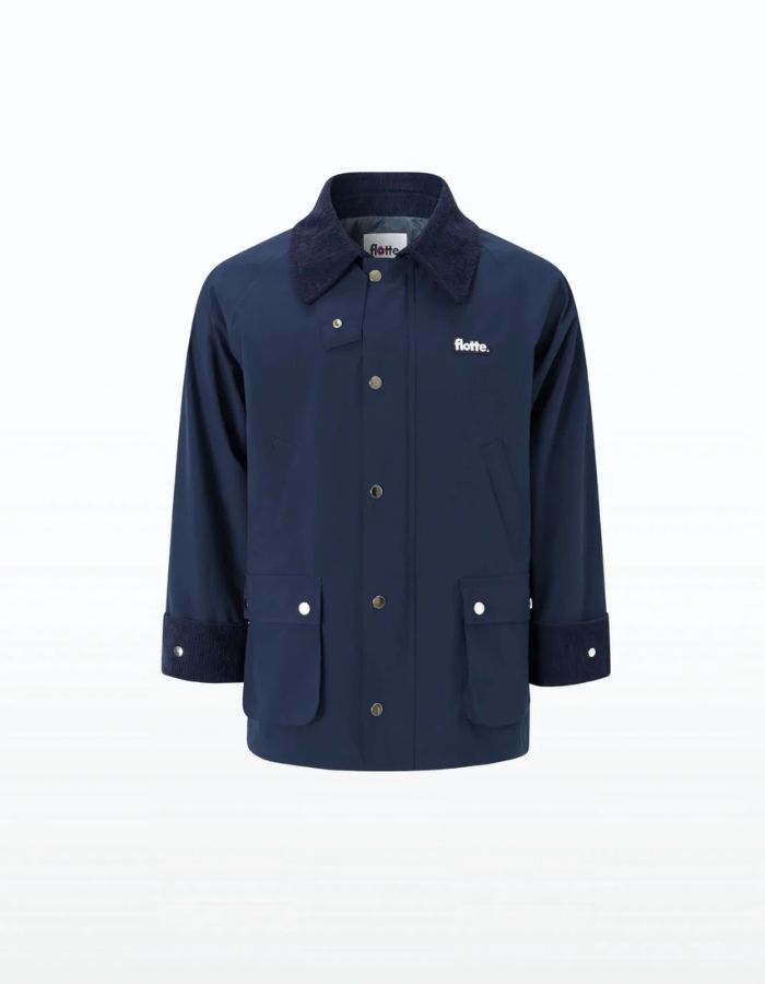 Veste mi-longue imperméable et coupe-vent indigo pour homme et femme avec col contrasté, capuche amovible et 4 poches, modèle Veste Archives couleur Indigo de la marque Flotte.