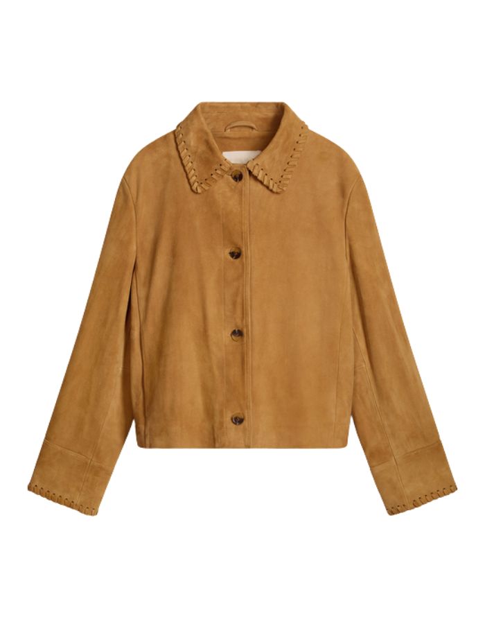 Veste courte pour femme en daim chèvre camel, modèle Hector de la marque VANESSA BRUNO. Présente un col claudine, une finition lacet en cuir noué à la main et des boutons en corne fantaisie.