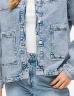 Veste en jean femme bleu clair Jaf avec col chemise, fermeture boutonnée et poches plaquées.