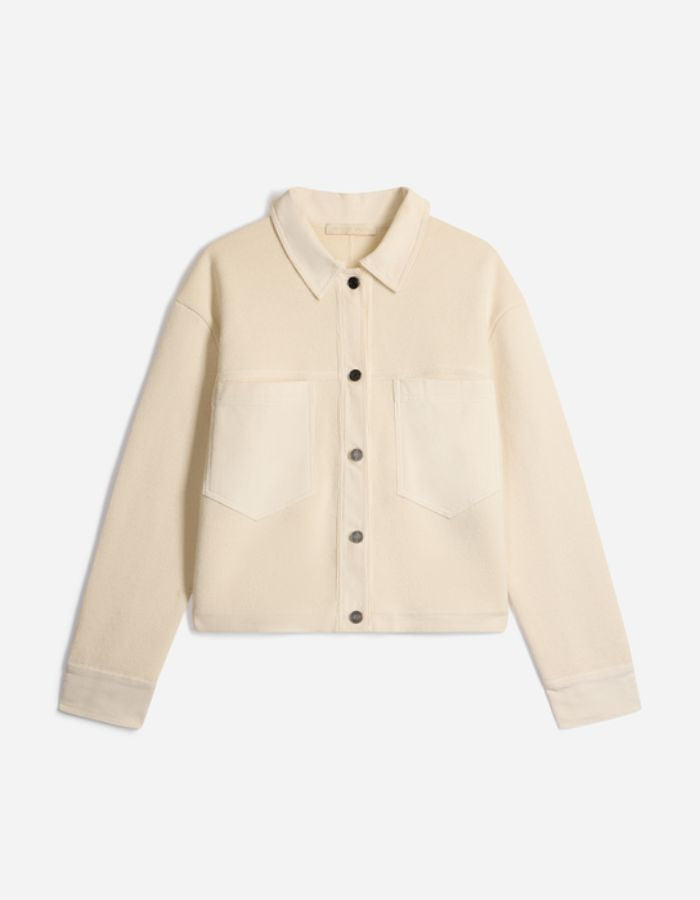 Veste Denver écru en laine et coton, coupe courte droite, col chemise, poches poitrine et boutons foncés.