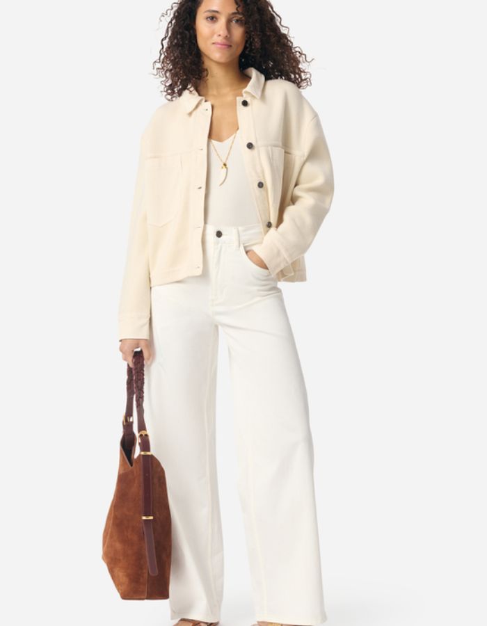 Veste Denver écru en laine et coton, coupe courte, col chemise, poches poitrine, portée par une femme.