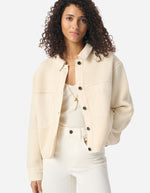 Veste Denver écru en laine et coton, coupe courte droite, col chemise, poches poitrine et boutons foncés.