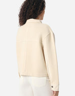 Veste Denver écru en laine et coton, coupe courte et droite, col chemise, patte de boutonnage métallique.