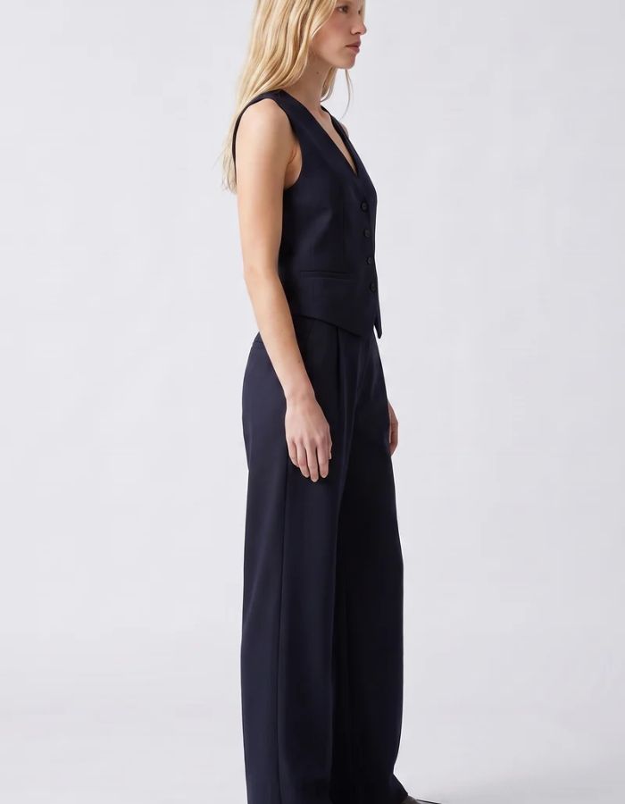 Profil de la Veste sans manches pour femme coupe tailleur bleu marine avec décolleté en V et poches latérales, modèle Veste Evelia couleur Navy de la marque ARTLOVE.