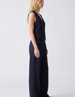 Profil de la Veste sans manches pour femme coupe tailleur bleu marine avec décolleté en V et poches latérales, modèle Veste Evelia couleur Navy de la marque ARTLOVE.