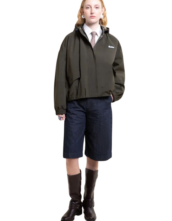 Veste imperméable oversize mixte kaki avec détails plissés, effet bouffant et capuche amovible, modèle Garance couleur Kaki de la marque Flotte