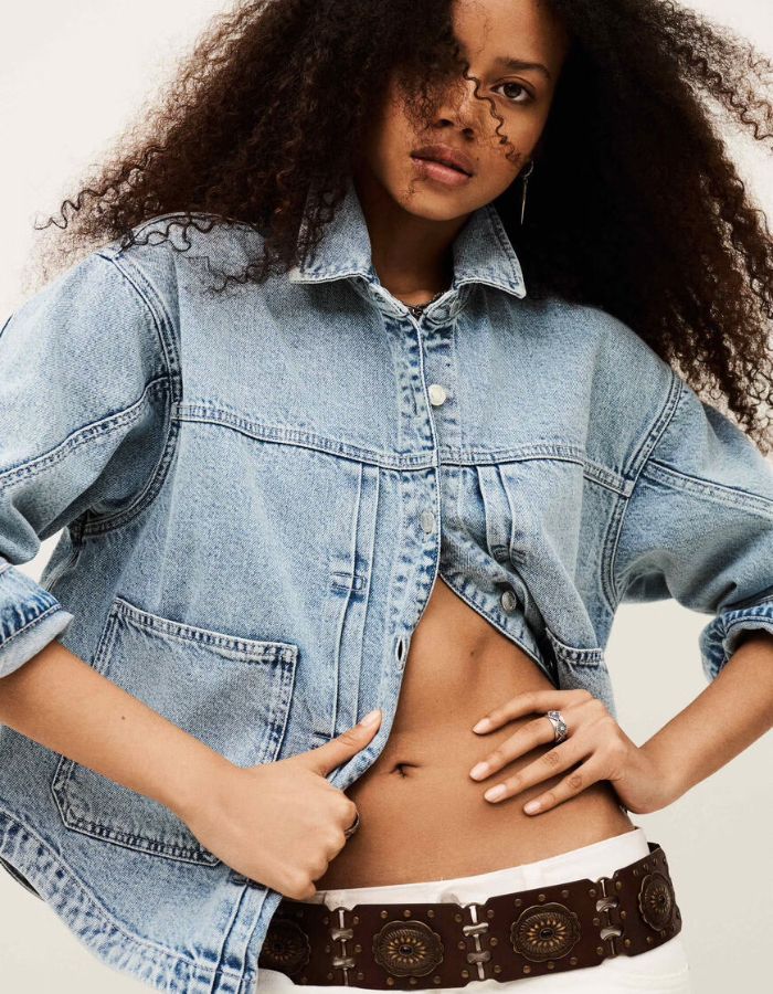 Veste Juno Bluejeans Ba&sh oversize en coton biologique, avec poches plaquées et boutons métalliques.