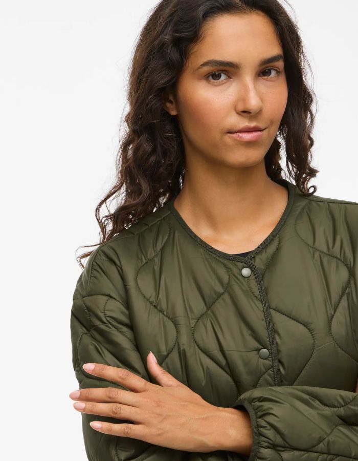 trinity-veste-kaki-courte-matelassee-dune-vila-6