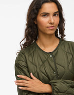 trinity-veste-kaki-courte-matelassee-dune-vila-6