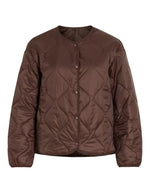 Veste matelassée légère et courte pour femme de couleur marron chocolat, modèle Dune de la marque Vila. Présente un col en V, des manches longues, des poches plaquées à l'avant et une fermeture par boutons-pression.