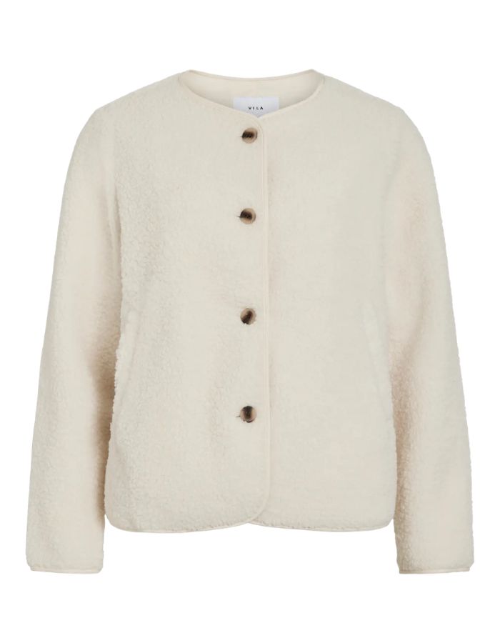 Veste courte pour femme effet moumoute fausse fourrure de couleur beige écru, modèle Ada Teddy Jacket de la marque VILA. Présente un col chemise rabattu, des manches longues et une fermeture boutonnée sur le devant.