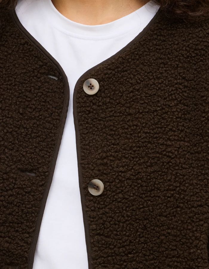 Col de la Veste courte pour femme effet moumoute fausse fourrure marron café Coffee Bean, modèle Ada Teddy Jacket de la marque VILA. Présente un col chemise rabattu, des manches longues et une fermeture boutonnée sur le devant.