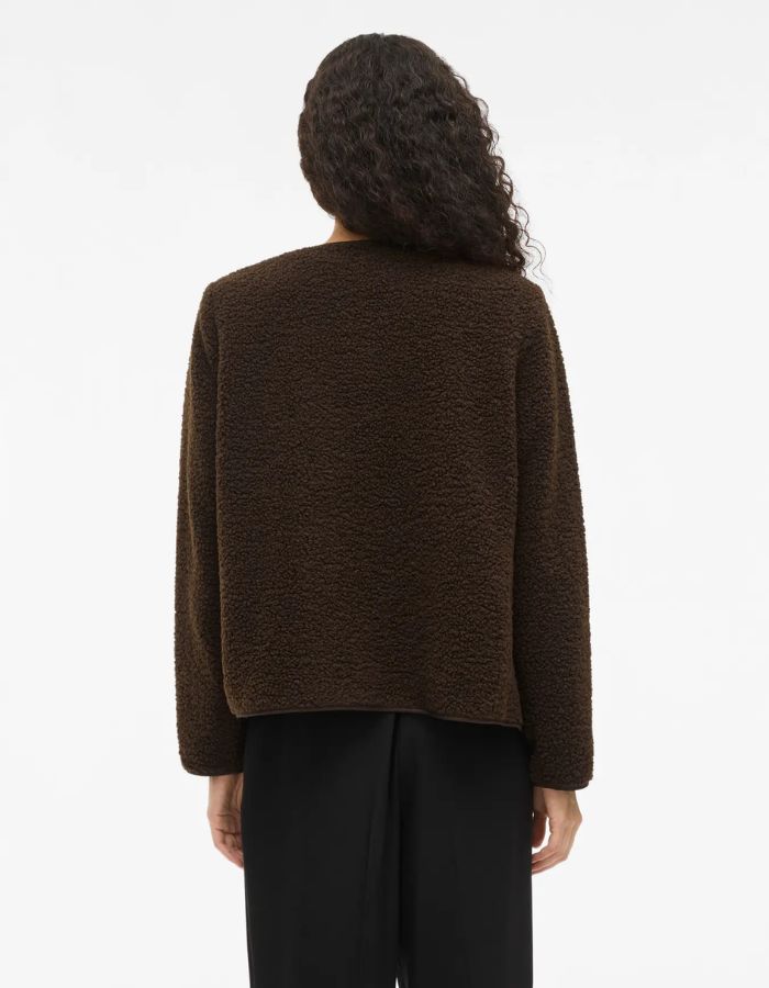 silhouette de dos avec la Veste courte pour femme effet moumoute fausse fourrure marron café Coffee Bean, modèle Ada Teddy Jacket de la marque VILA. Présente un col chemise rabattu, des manches longues et une fermeture boutonnée sur le devant.