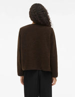 silhouette de dos avec la Veste courte pour femme effet moumoute fausse fourrure marron café Coffee Bean, modèle Ada Teddy Jacket de la marque VILA. Présente un col chemise rabattu, des manches longues et une fermeture boutonnée sur le devant.