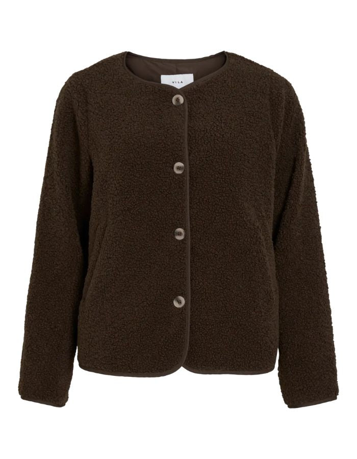 Veste courte pour femme effet moumoute fausse fourrure marron café Coffee Bean, modèle Ada Teddy Jacket de la marque VILA. Présente un col chemise rabattu, des manches longues et une fermeture boutonnée sur le devant.