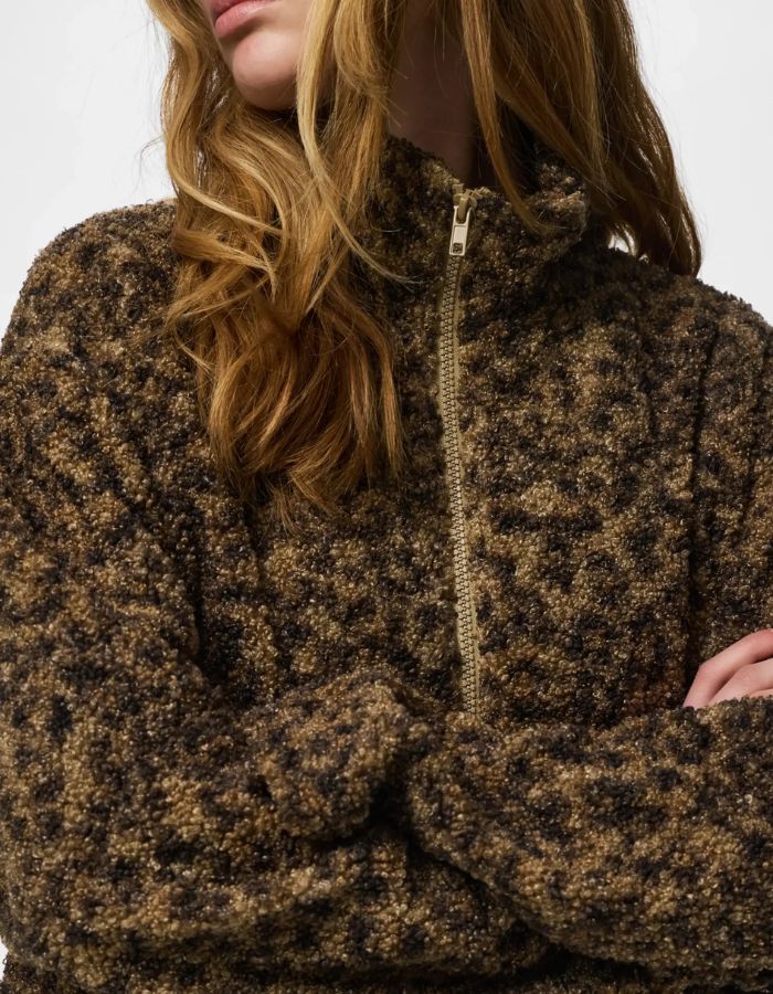 Col de la Veste à manches longues pour femme en moumoute teddy à imprimé léopard avec col montant et fermeture zippée, modèle Katty Teddy High-Neck Jacket couleur Tannin Leopard de la marque PIECES.
