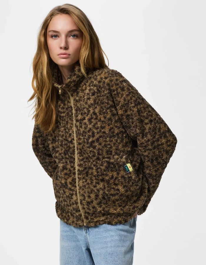 Vue de face de la Veste à manches longues pour femme en moumoute teddy à imprimé léopard avec col montant et fermeture zippée, modèle Katty Teddy High-Neck Jacket couleur Tannin Leopard de la marque PIECES.
