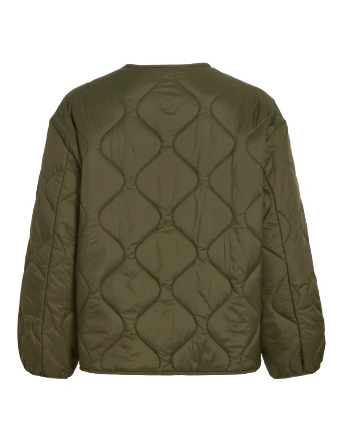 Vue de dos de la Veste matelassée légère et courte pour femme de couleur verte, modèle Dune de la marque Vila. Présente un col en V, des manches longues, des poches plaquées à l'avant et une fermeture par boutons-pression.
