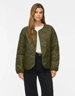 Silhouette de face avec la Veste matelassée légère et courte pour femme de couleur verte, modèle Dune de la marque Vila. Présente un col en V, des manches longues, des poches plaquées à l'avant et une fermeture par boutons-pression.